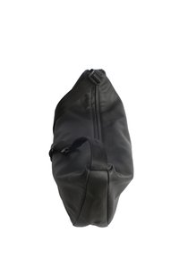 Borsa in pelle nera con una texture liscia, forma curva, tracolla regolabile e una singola chiusura superiore con zip.