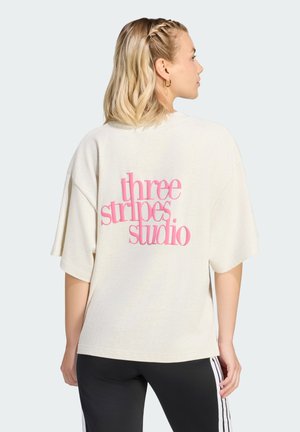 adidas Sportswear 3 STRIPES STUDIO BOYFRIEND TEE - Tričko s potlačou - chalk white melange