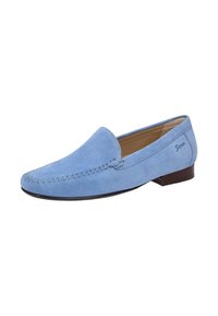 Hellblaues Wildleder-Loafer mit gestickten Details, abgerundetem Zehenbereich und niedrigem Holzabsatz. Der Schuh weist eine minimale Markenkennzeichnung an der Seite auf.
