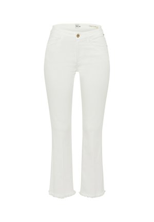 Witte cropped flare jeans voor dames met knoopsluiting, voorszakken en franjeranden, weergegeven tegen een effen achtergrond.