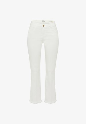 Weiße, kürzere Jeans für Frauen mit ausgestelltem Bein, Knopfverschluss, Fronttaschen und fransigen Säumen, präsentiert vor einem schlichten Hintergrund.