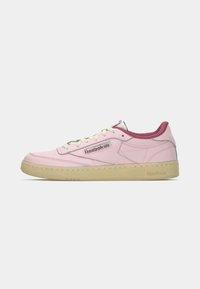 Roze kožne tenisice s kremastim vezicama, suknim akcentima i bež gumiranim đonom. Sadrže Reebok logotip sa strane i na peti.