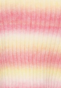 Material tricotat cu dungi gradient în roz, galben și crem, având o textură ribbed cu fibre moi și netede.