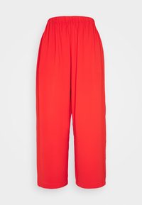 Pantalones ancho rojos confeccionados en una tela ligera, con cintura elástica y largo recortado. Textura suave sin patrones visibles.