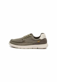 Zapatilla de tela gris con una suela de goma blanca lisa, punta redondeada y cordones planos a juego, con un acento en el tacón de color marrón contrastante.