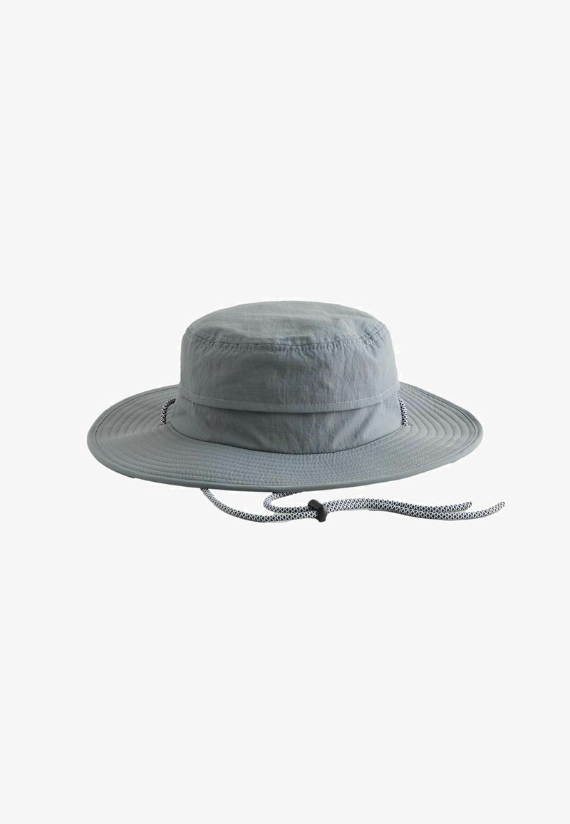 Chapeau de soleil gris clair à large bord avec cordon de menton ajustable et un bouton-pression, conçu pour la protection en extérieur.