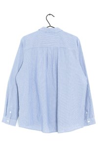 Camisa de manga larga a rayas azul y blanca con cuello clásico, puños abotonados y un diseño de espalda plisada.