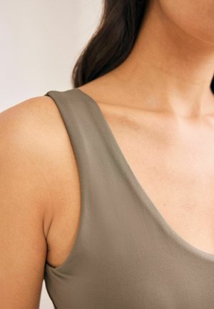 Khaki ujjatlan felső sima textúrával és széles nyakkivágással, alacsony karöltő kialakítással és finom fénylő hatással.