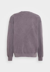 Felpa viola con collo rotondo realizzata in tessuto morbido, con maniche lunghe, polsini a costine e vestibilità comoda. Nessuna grafica o motivo visibile.