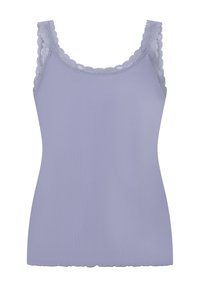 Lichtpaarse geribde tanktop met golvende kantafwerking langs de halslijn en armsgaten, met een rechte onderkant.