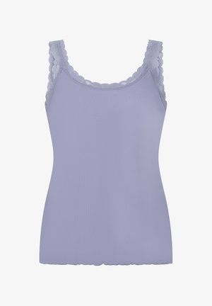 Lichtpaarse geribde tanktop met golvende kantafwerking langs de halslijn en armsgaten, met een rechte onderkant.