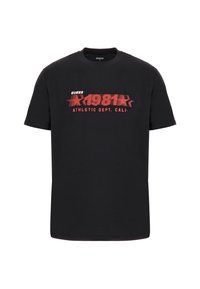 Černé bavlněné tričko s červenou grafikou a textem "GUESS 1981 ATHLETIC DEPT. CALI." Kulatý výstřih a krátké rukávy, volnější střih.