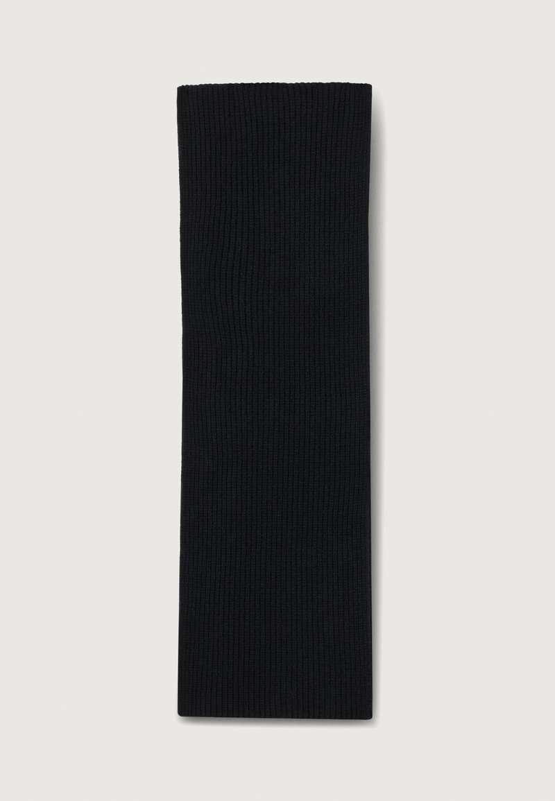 Sort rillet strikscarf, rektangulær form, tekstureret overflade, ensartet farve, uden synlige mønstre eller detaljer.