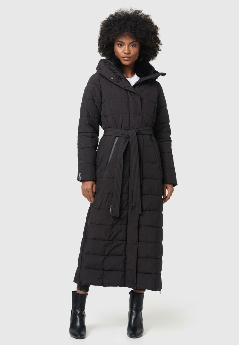 Manteau d'hiver noir long en duvet avec une ceinture, une capuche et des boutons-pression. Présente une texture matelassée et des poches latérales zippées.
