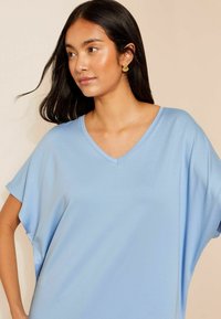 Friends Like These V NECK PETITE - Paprasti marškinėliai - cornflower blue