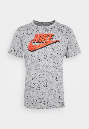 Grijs gespikkeld T-shirt met korte mouwen en een grote oranje Nike-logo en swoosh met een mozaïekpatroon aan de voorkant.