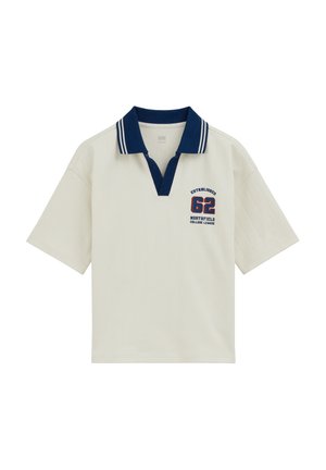 Biała koszulka polo z krótkim rękawem i granatowym kołnierzykiem, z nadrukiem "62" oraz "Northfield College League" na piersi.