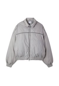 Giacca imbottita grigio chiaro con zip frontale, maniche lunghe, polsini e orlo a coste, colletto e delicati dettagli di cucitura orizzontale.