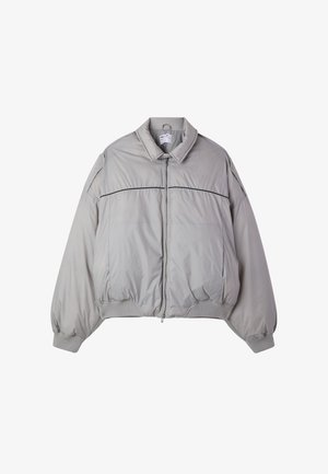 Giacca imbottita grigio chiaro con zip frontale, maniche lunghe, polsini e orlo a coste, colletto e delicati dettagli di cucitura orizzontale.