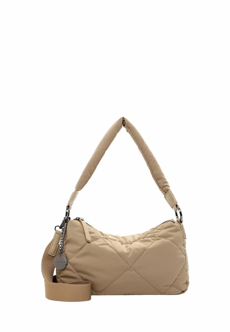 Sac à main matelassé beige avec une forme incurvée, une bandoulière rembourrée et des accents en métal argenté. Il dispose de deux compartiments zippés.