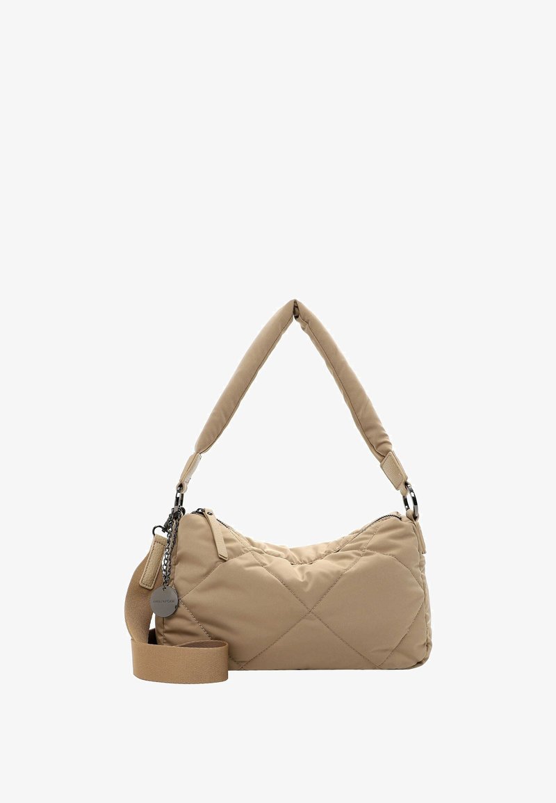 Bežs quiltēts rokassoma ar izliekta forma, mīkstināta plecu siksna un sudraba krāsas aksesuāriem. Ietver divas rāvējslēdzēja kabatas.