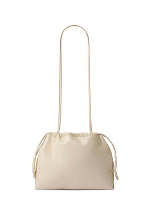 Borsa a tracolla in pelle morbida beige con chiusura a coulisse e tracolla lunga e sottile per indossarla a tracolla, su sfondo bianco.