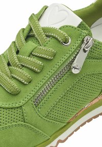 Baskets en daim vert avec un design perforé, détail de fermeture éclair métallisé et lacets assortis. La semelle en caoutchouc présente un bord texturé et à motifs.