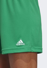 Groene sportshorts van een gladde stof, met een wit Adidas-logo op de onderste zoom en een comfortabel ontwerp.