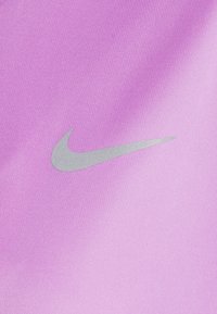 Purppurakangas, jossa on sileä tekstuuri, ja keskellä hopeinen Nike-logo. Muotoilu on yksinkertainen ilman lisäkuvioita tai korostuksia.