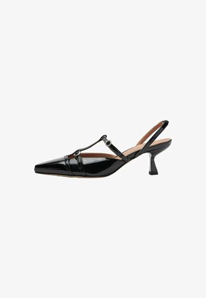 Crne lakirane slingback potpetice s oštrom čarapom, T-strap dizajnom, zatvorenim petom i blok-potpeticom. Sadrže detalje od šivanja.
