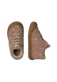 Růžové semišové tenisky s zlatými vzory srdcí, tkaničkami a umělým kožíškem. Gumová podrážka poskytuje přilnavost a odolnost. Hnědé akcenty na okrajích.