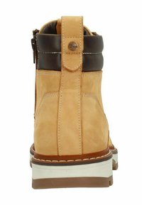 Stivale in pelle marrone chiaro e nera con zip, con un retro testurizzato, suola bianca e marrone, tacco piatto e dettagli di cucitura robusti.