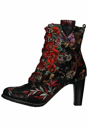 Czarny botek za kostkę z kwiecistym haftem w czerwieni i zieleni, z dekoracyjnymi sznurowadłami, wysokim obcasem i teksturowanym materiałem. Srebrne akcenty przy oczkach.