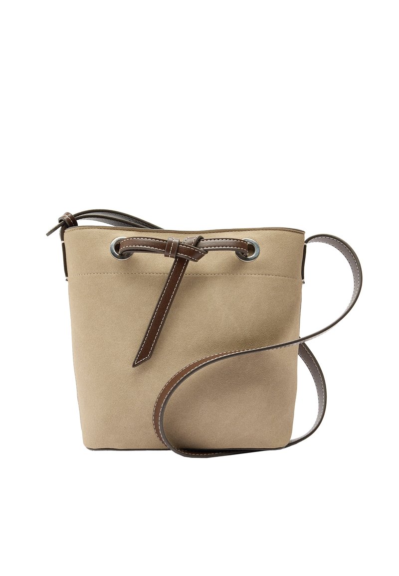 Beżowa wiązana torba z zamszu z brązowymi skórzanymi akcentami, zaciągane zamknięcie oraz jedna regulowana rączka. Gładka tekstura, prosty design.