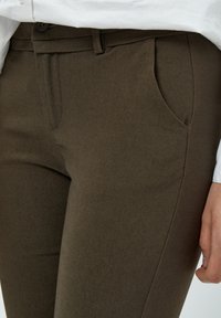 Minus MICARMA PANTS 7/8 - Chino kalhoty - slate brown