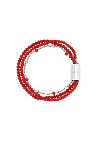 Bracciale con perle rosse sfaccettate, dettagli in catena argentata e un fermaglio metallico con il nome del marchio "BREIL" inciso.