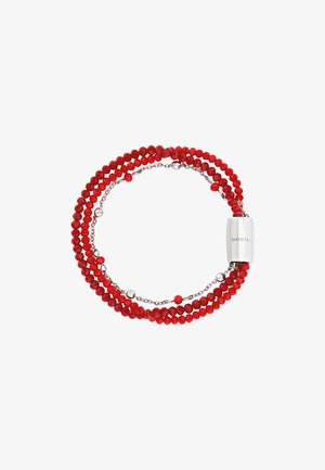 Rød perlekæde med facetterede perler, sølv kædeakcenter og en metallisk lås med mærkenavnet "BREIL" indgraveret.