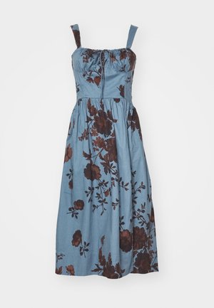 Jasnoniebieska sukienka bez rękawów z brązowym kwiatowym wzorem, zebranym dekoltem i zwiewnym dołem, który opada poniżej kolana.