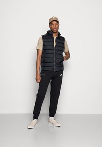 Nike Sportswear CLUB TEE - T-shirt básica - limestone/white