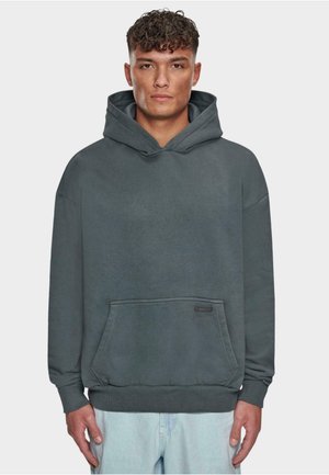 Dunkelgrauer Hoodie mit einer geräumigen Fronttasche, gerippten Bündchen und Kapuze mit Kordelzug. Aus weichem Stoff mit lockerer Passform gefertigt.