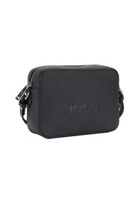 Borsa a tracolla in pelle nera con superficie testurizzata, forma rettangolare, chiusura con cerniera e dettaglio logo impresso sul davanti. Tracolla regolabile inclusa.