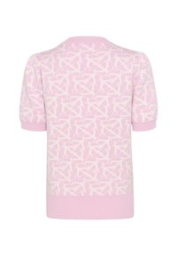 Kortärmad rosa stickad topp med ett vitt abstrakt mönster. Ribbad halsringning och fåll med en texturerad finish.