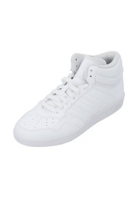 Hvide høj-top sneakers lavet af læder med en glat tekstur, der har perforeringer, snørebånd og tre sidelister.