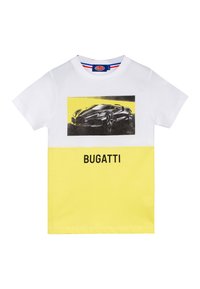T-shirt in cotone bianco con una grafica di un'auto Bugatti nera su uno sfondo giallo. Testo "BUGATTI" stampato in nero sotto la grafica.