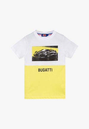 T-shirt in cotone bianco con una grafica di un'auto Bugatti nera su uno sfondo giallo. Testo "BUGATTI" stampato in nero sotto la grafica.