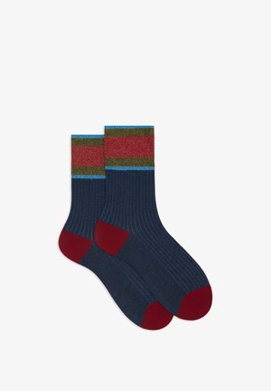 Calzini blu navy con texture a coste, bordatura a righe multicolori in rosso, verde e blu, e punta e tallone bordeaux.