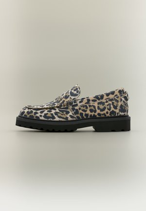 Ein einzelner Loafer mit Leopardenmuster, schwarzer grober Sohle und abgesteppten Details auf einfarbigem Hintergrund, Seitenansicht.