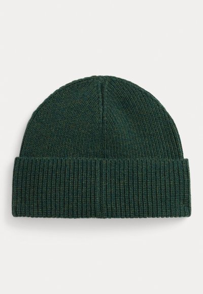 Tume roheline kootud beanie müts ribakujulise tekstuuriga ja volditud ääriga. Materjal näib olema pehme ja veniv, ilma õmblusteta üleval.
