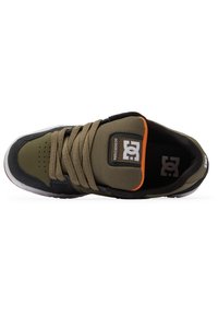 Høye sneakers med en olivengrønn og svart tekstiloverdel, fremtredende snøring, polstret krage, logo-lapp og hvit gummisåle.