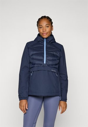 Marineblå puffjakke med hette, med en lys blå glidelås og detaljer, elastiske mansjetter og en cropped design med to sidelommer.